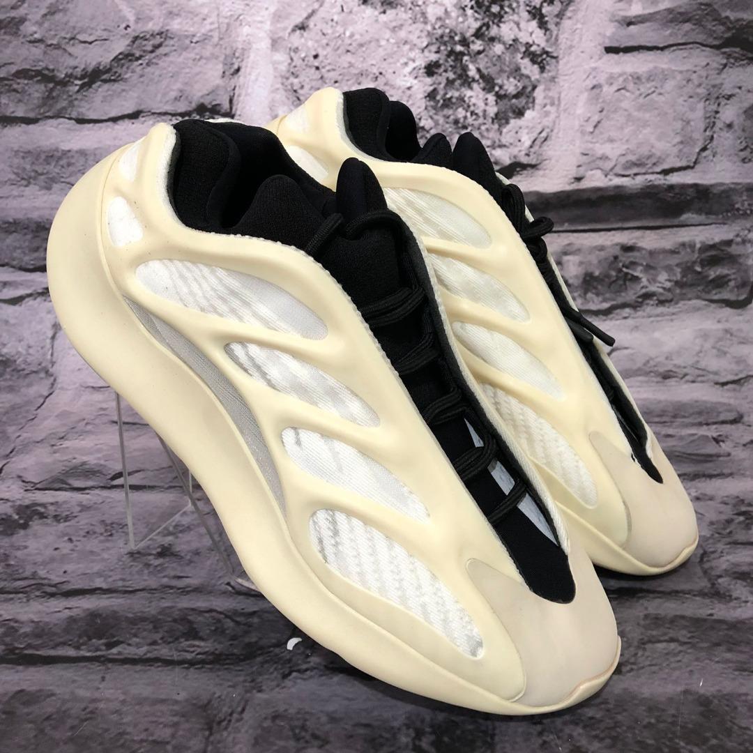 ADIDAS YEEZY 700 V3 white, Fesyen Pria, Sepatu , Sneakers di ...