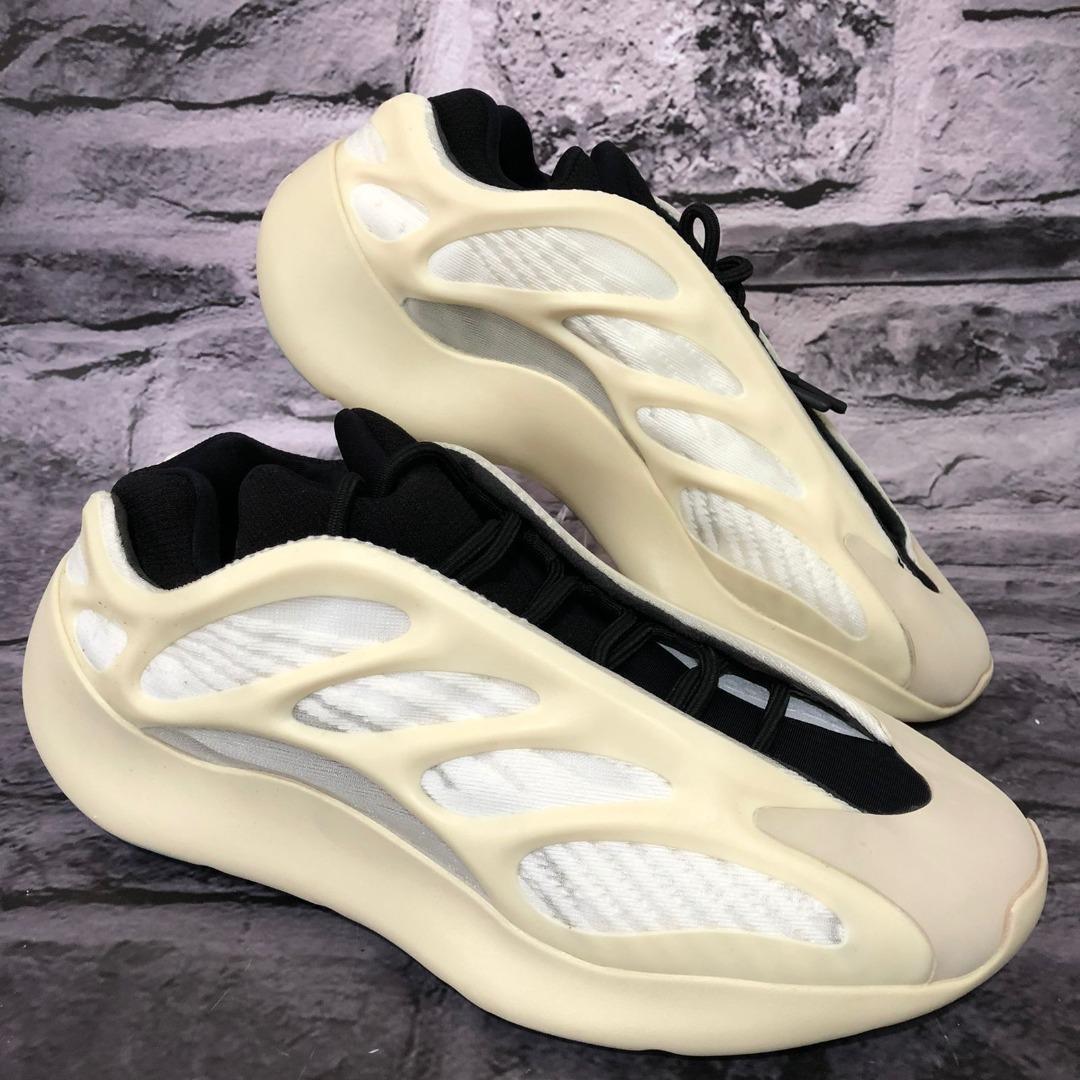 ADIDAS YEEZY 700 V3 white size 43.5