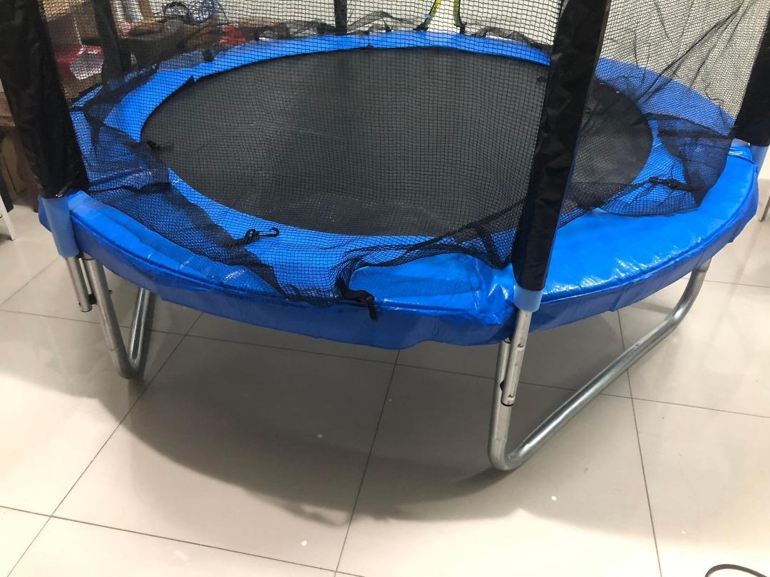 FOR SALE Brand new 6ft. Trampoline with Safety Enclosure Sports