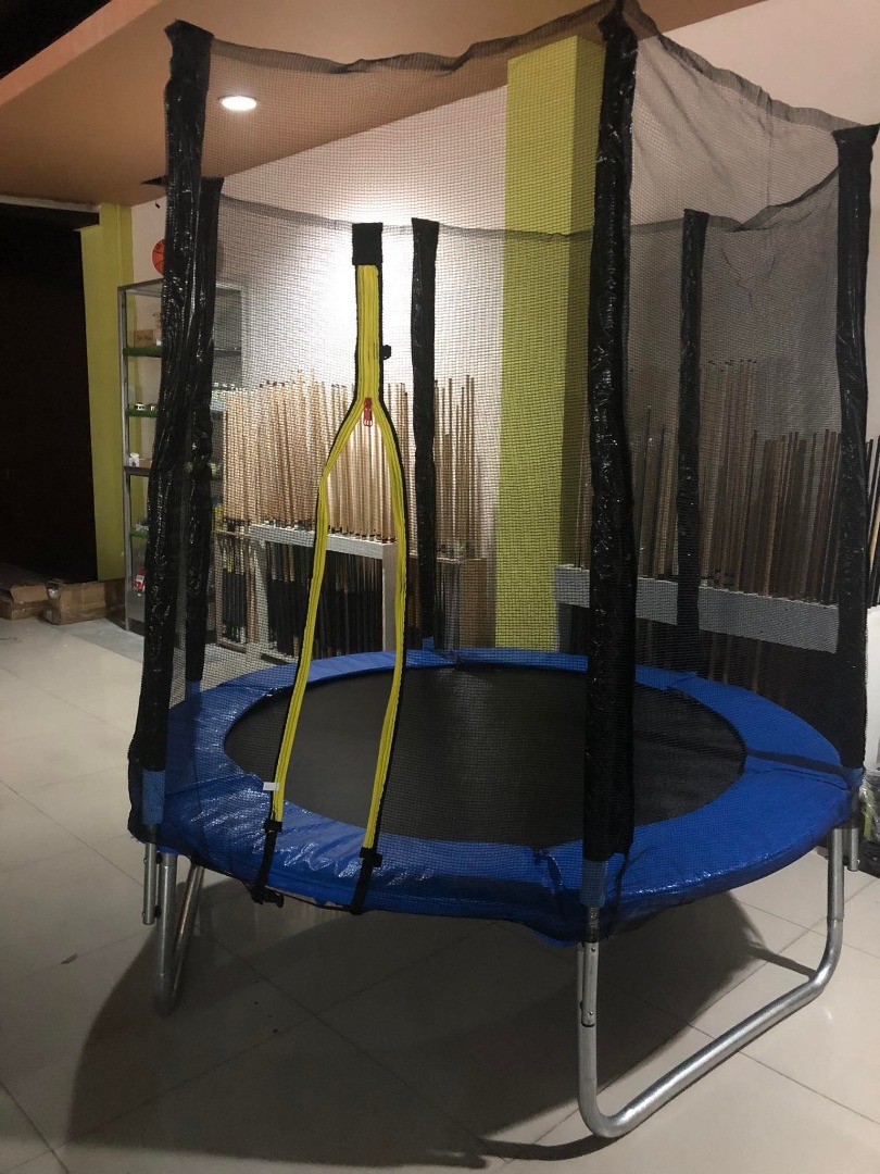 FOR SALE Brandnew 6ft. Trampoline with Safety Enclosure, Sports