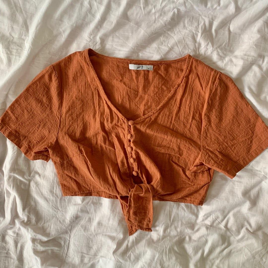 Just G Buttondown Cropped V Neck Top (Category: Others Tops) located in Las Pinas. Submitted by 2011mgt (Listing ID 1181023606, Image 1). Description: size S (fits S-M frames) 10/10 condition ✨ used once only! bought in store for 700 php.