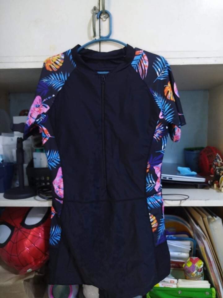 Shein xl rashguard, Women's Fashion, Swimwear, Rash guard on Carousell