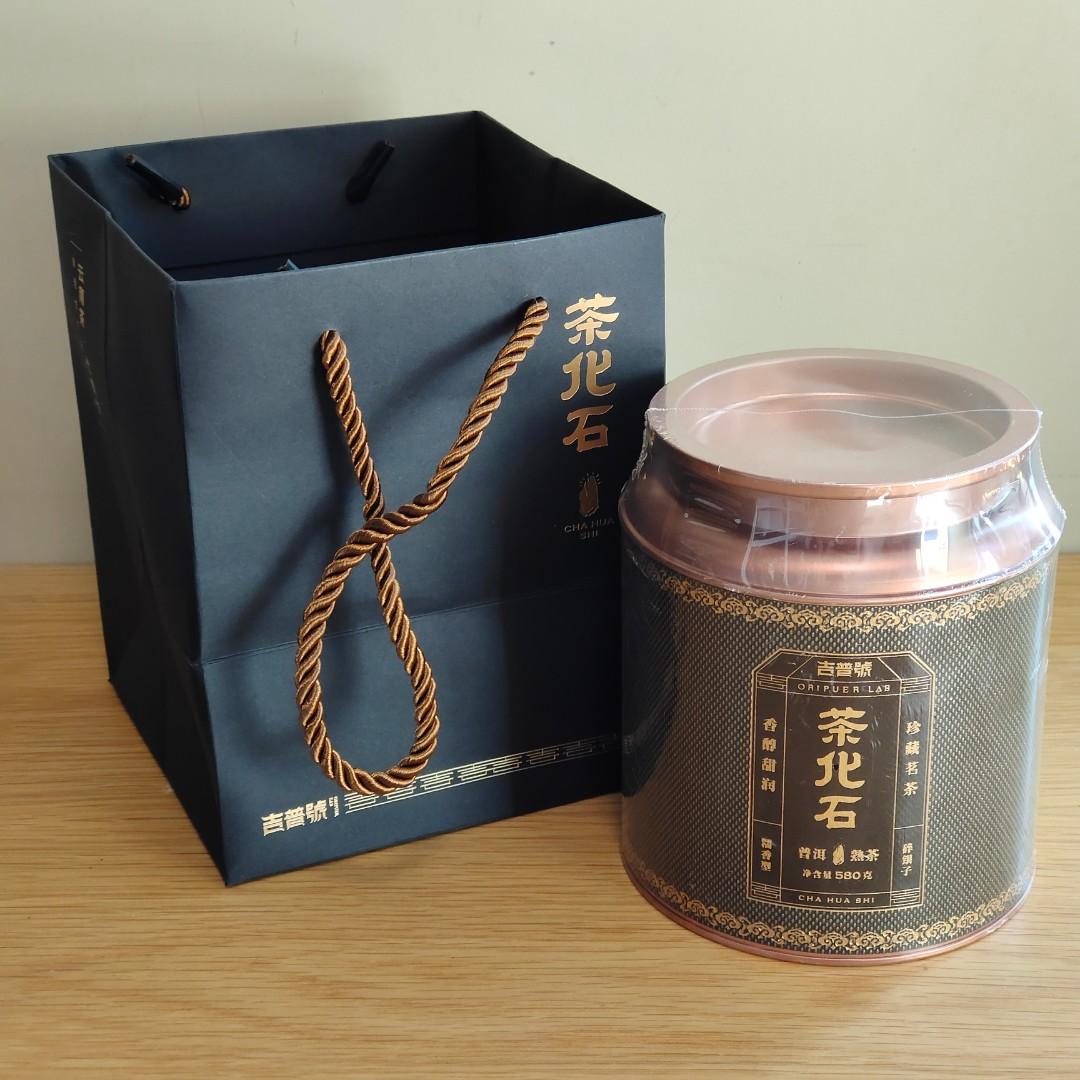 2021年 吉普號 茶化石 老茶頭 碎銀子「連紙袋」普洱茶 熟茶 布朗山 580g/盒 $0.65/g 舒緩胃病、胃潰瘍、腸道不適、消化不良、168 斷食法、節食 古樹茶 老樹茶 茶磚 茶餅 沱茶 雲南七子餅茶葉 Tea （分類：飲料）位於 Hong Kong。 由 NoTaBoo 提交（商品編號 1168098799，圖片 1）。簡介： 茶化石是老茶頭的新工藝，茶頭是生產普洱熟茶時的副產品，產量少，賣相不佳，以前不大受市場注意。聰明的茶商就鑽研了新工藝，把茶頭壓成小粒狀，美其名為茶化石、碎銀子。加上茶頭含豐富果膠及益菌群，具有滋味濃厚、糯滑甜潤、耐泡度高等特點，近年才慢慢受到消費者的追捧。 不過因為經過壓制成型，不似老茶頭在外型上容易辨識，又吸引了不法商人利用非茶頭去冒充製作。而大廠是不會制作這些產品，只有可靠、精品型茶商才可以一試。 茶葉的芽及嫩葉含豐富果膠及糖分，在渥堆發酵過程中因為溫度提升而黏附在一起，形成了一塊一塊的“茶頭”。所以茶頭多是嫩度好、果膠含量豐富的茶條。 而茶化石也