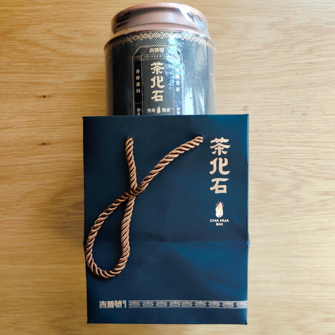 2021年 吉普號 茶化石 老茶頭 碎銀子「連紙袋」普洱茶 熟茶 布朗山 580g/盒 $0.65/g 舒緩胃病、胃潰瘍、腸道不適、消化不良、168 斷食法、節食 古樹茶 老樹茶 茶磚 茶餅 沱茶 雲南七子餅茶葉 Tea （分類：飲料）位於 Hong Kong。 由 NoTaBoo 提交（商品編號 1168098799，圖片 3）。簡介： 茶化石是老茶頭的新工藝，茶頭是生產普洱熟茶時的副產品，產量少，賣相不佳，以前不大受市場注意。聰明的茶商就鑽研了新工藝，把茶頭壓成小粒狀，美其名為茶化石、碎銀子。加上茶頭含豐富果膠及益菌群，具有滋味濃厚、糯滑甜潤、耐泡度高等特點，近年才慢慢受到消費者的追捧。 不過因為經過壓制成型，不似老茶頭在外型上容易辨識，又吸引了不法商人利用非茶頭去冒充製作。而大廠是不會制作這些產品，只有可靠、精品型茶商才可以一試。 茶葉的芽及嫩葉含豐富果膠及糖分，在渥堆發酵過程中因為溫度提升而黏附在一起，形成了一塊一塊的“茶頭”。所以茶頭多是嫩度好、果膠含量豐富的茶條。 而茶化石也