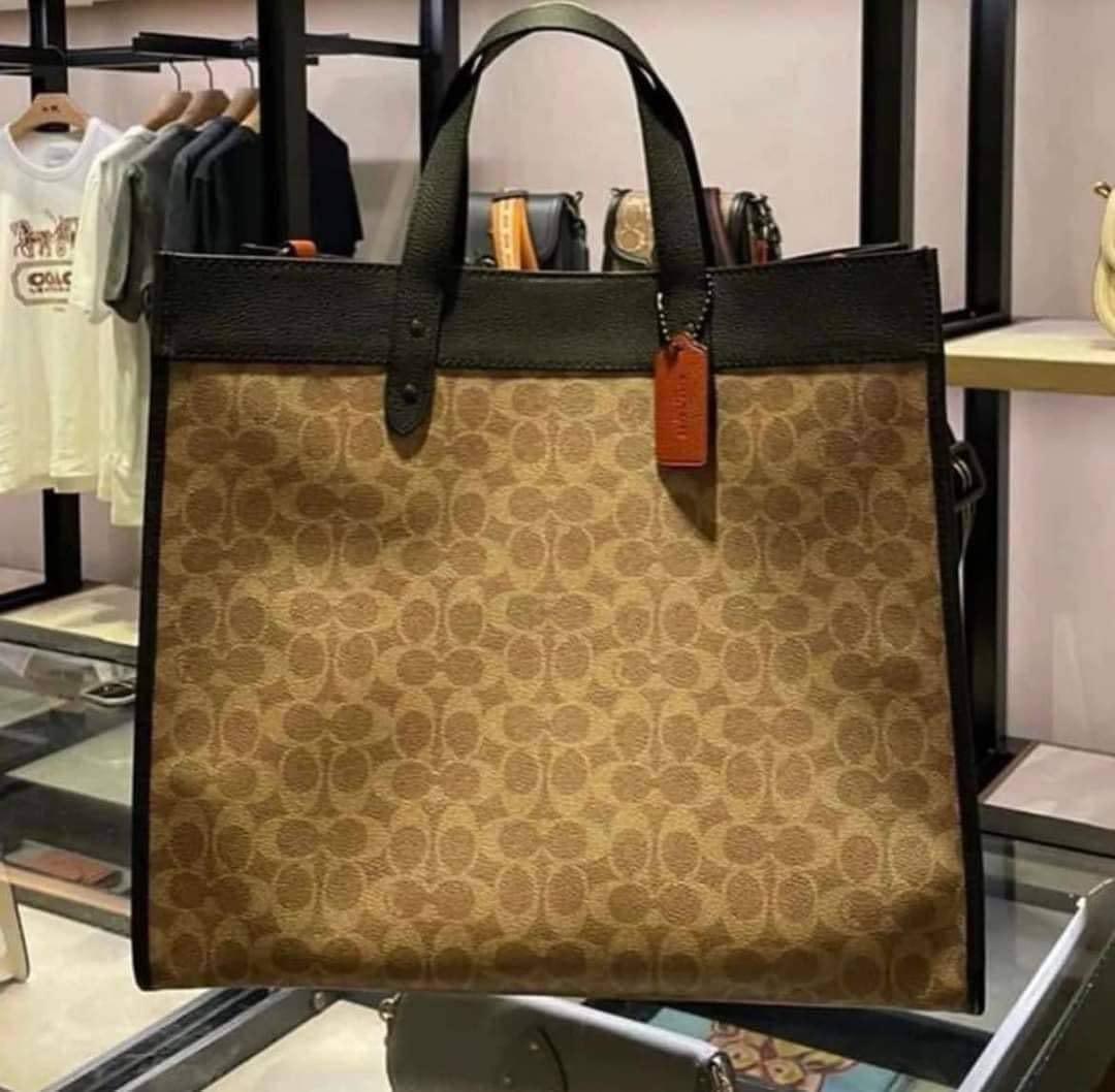 Coach Field Tote 40 (Category: Luxury Bags & Wallets) located in Cavite. Submitted by LuxbyMarifrance (Listing ID 1181182707, Image 2). Description: 📍Fits a 15” laptop. 🏷 3,000 only + SF 🛍 Field Tote 40 In Signature Canvas 📏 15 3/4” (L) x 14 1/2” (H) x 8” (W) 📌 with paper bag, dust bag and care card Disclaimer: LuxBagEtc is not associated or affiliated with the Brand. All trademarks, logos and brand names are the property of their respective