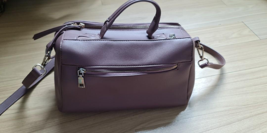 Figliatina Sling Bag (big) (Category: Shoulder Bags) located in Pasig City. Submitted by yas_ce (Listing ID 1181104414, Image 2). Description: Please see photo for flaws.