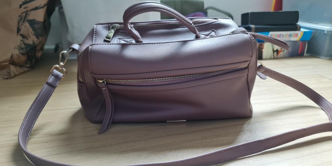 Figliatina Sling Bag (big) (Category: Shoulder Bags) located in Pasig City. Submitted by yas_ce (Listing ID 1181104414, Image 1). Description: Please see photo for flaws.