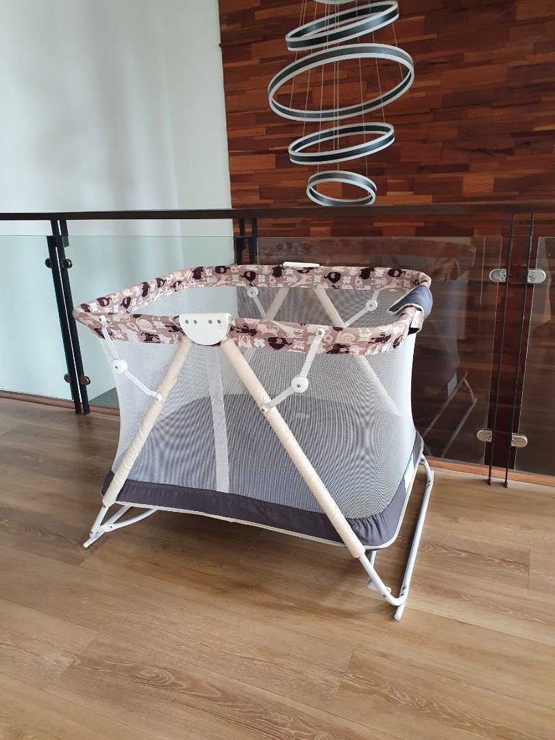 Giant Carrier crib/playpen, Babies & Kids, Baby Nursery & Kids