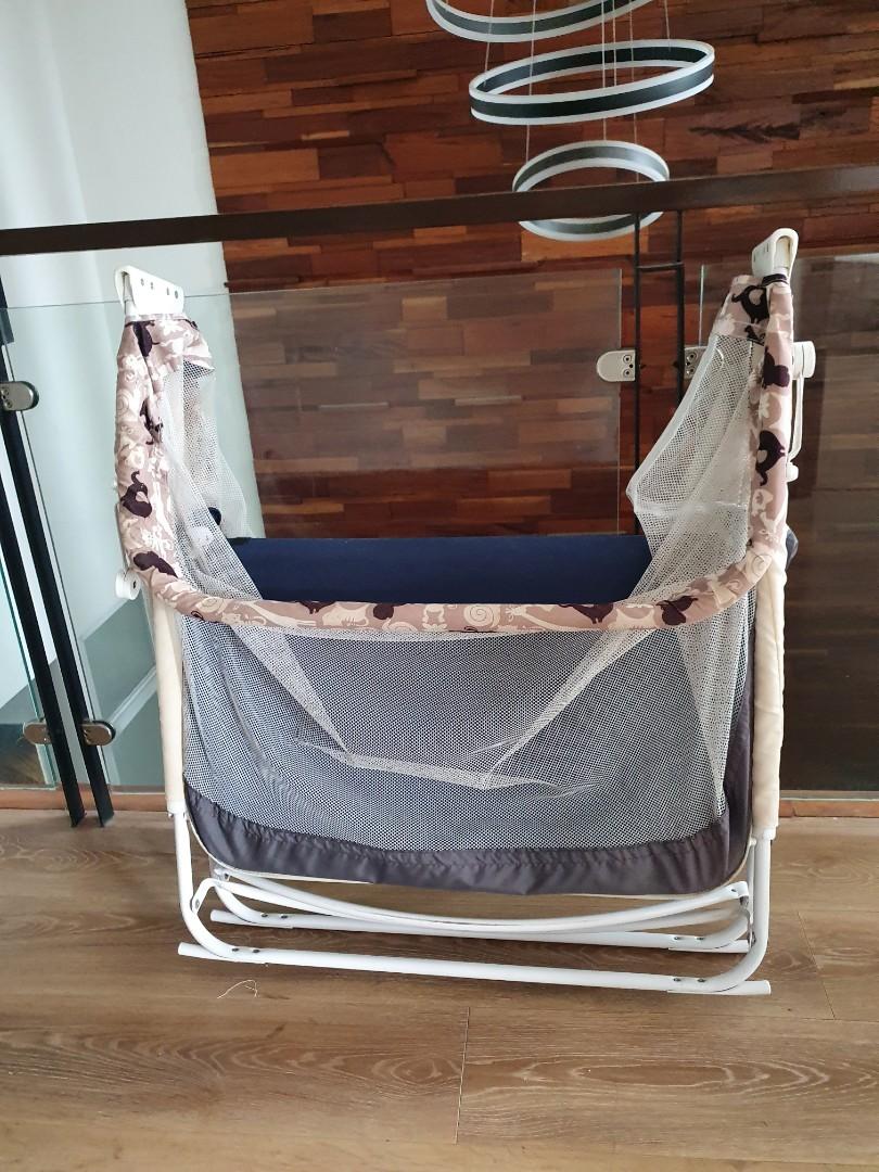 Giant Carrier crib/playpen, Babies & Kids, Baby Nursery & Kids