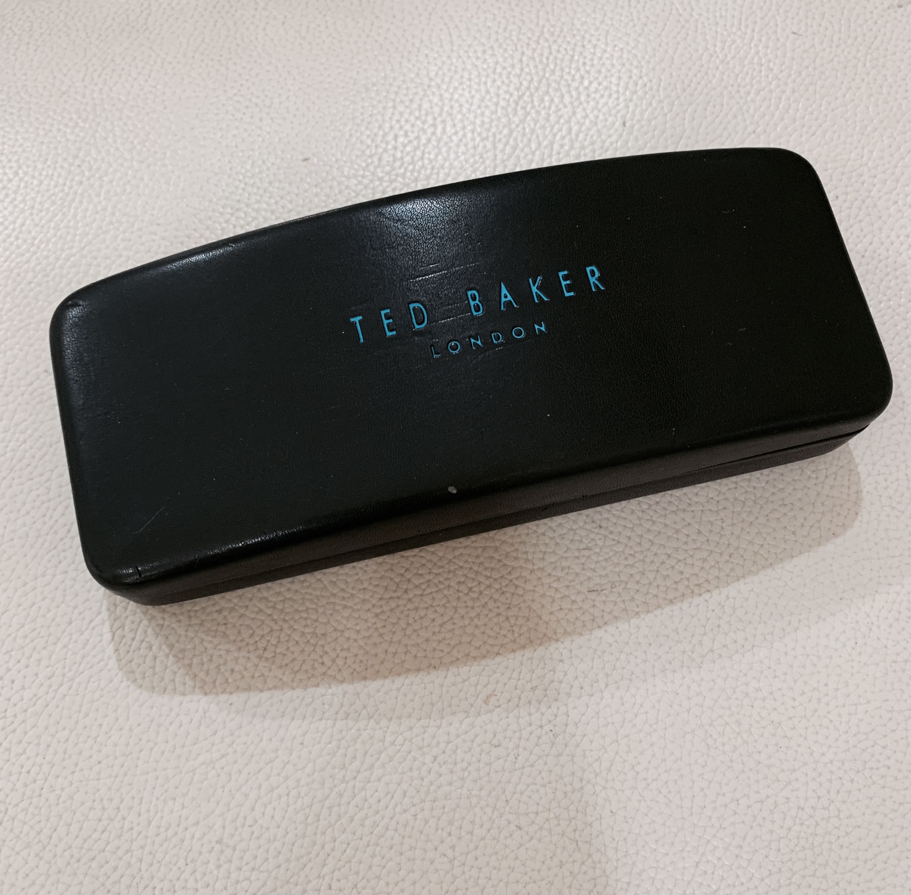 Kotak kacamata Ted Baker