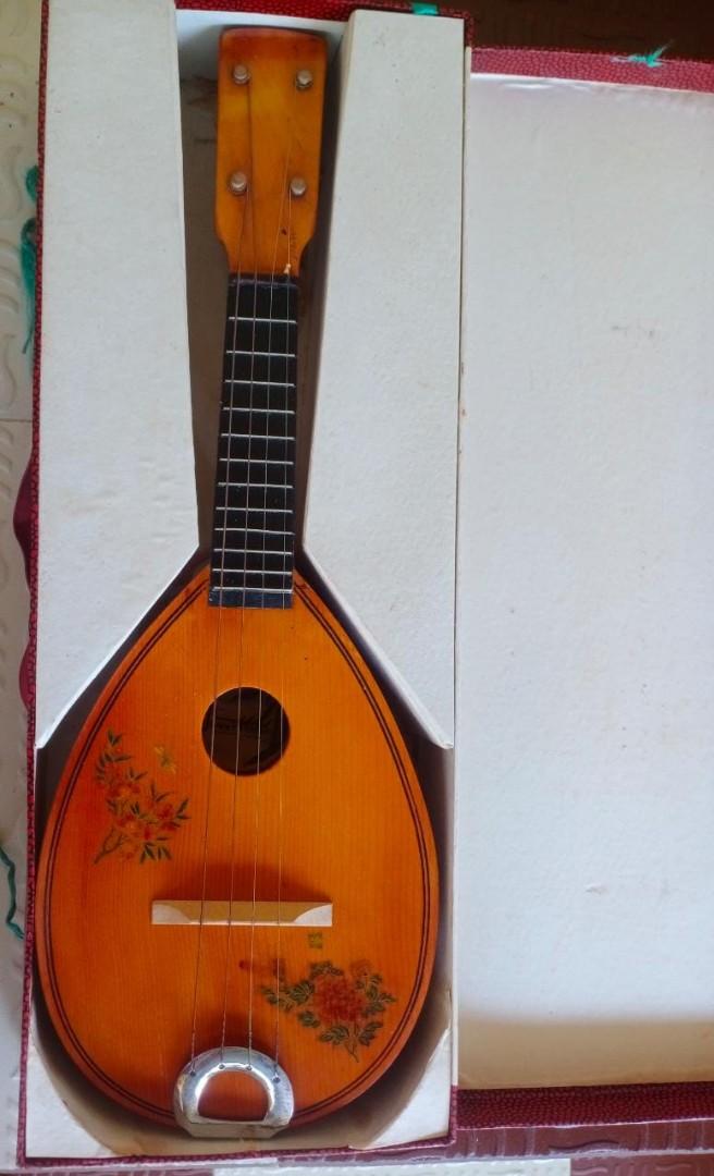 MANDOLIN Made in China . Vintage Collectible, Hobbies & Toys