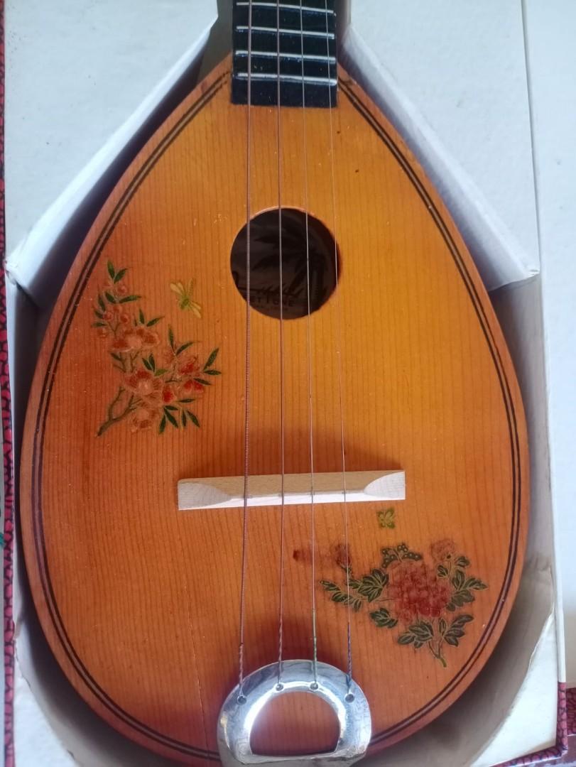 MANDOLIN Made in China . Vintage Collectible, Hobbies & Toys