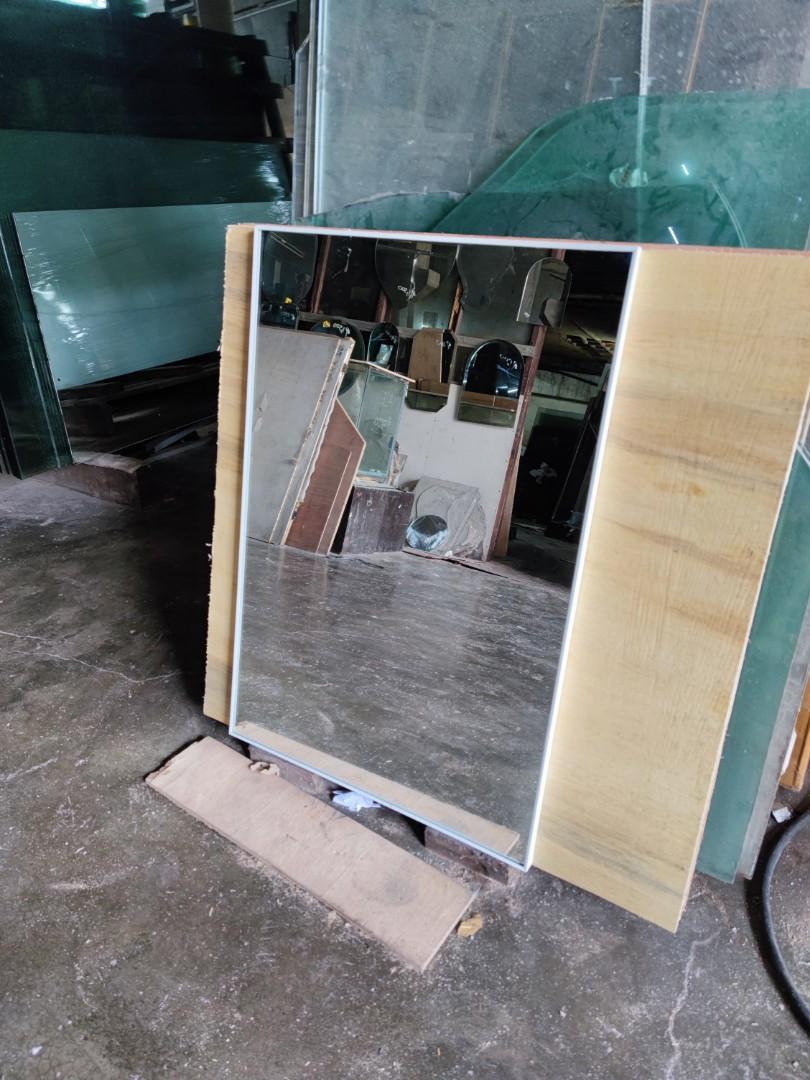 Rectangular mirror with frame (Category: Mirrors) located in Malabon City. Submitted by mirrors.ph (Listing ID 1181147678, Image 3). Description: Rectangular mirror in white aluminum frame and plywood backing. Using 6mm thick copper free lead free mirror. Size: 2ft x 3ft P1620 Add P200 if with back hook. Available colors gold, glossy black, matte black, white and silver aluminum frame. Customize sizes and shapes are welcome..