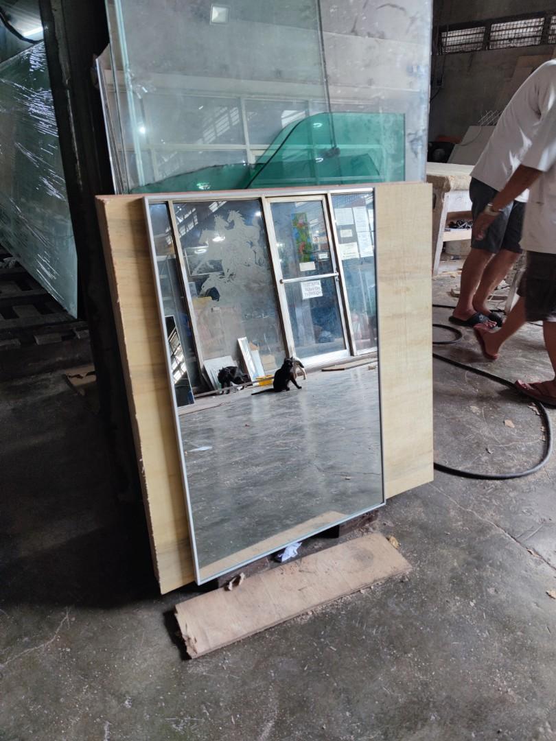 Rectangular mirror with frame (Category: Mirrors) located in Malabon City. Submitted by mirrors.ph (Listing ID 1181147678, Image 2). Description: Rectangular mirror in white aluminum frame and plywood backing. Using 6mm thick copper free lead free mirror. Size: 2ft x 3ft P1620 Add P200 if with back hook. Available colors gold, glossy black, matte black, white and silver aluminum frame. Customize sizes and shapes are welcome..