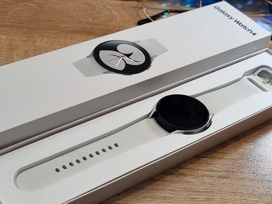 Samsung Galaxy Watch 4 40mm Silver Good as New Complete Package, Mobile