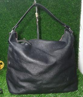 Shoulder beg LV leather item bundle