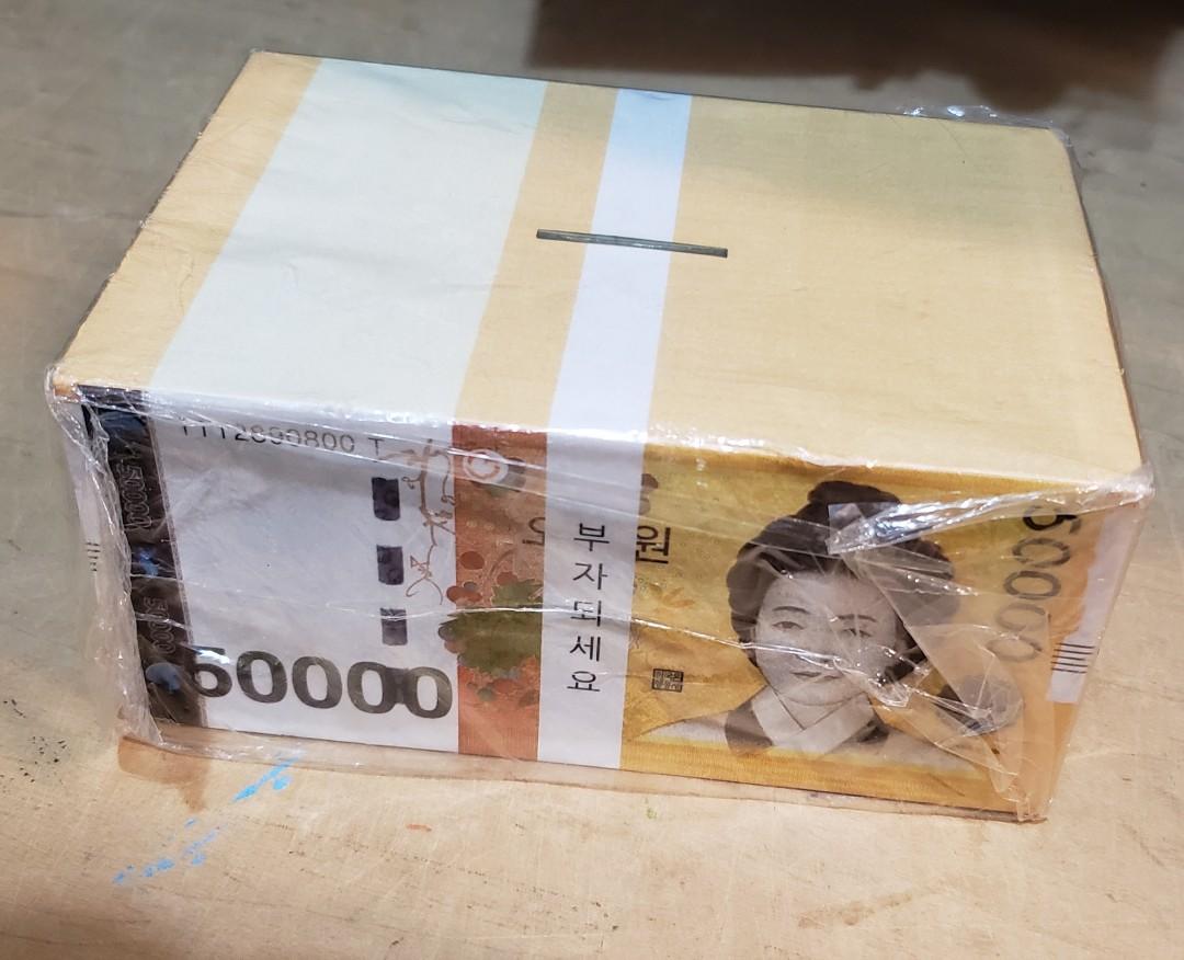 韓國一大疊紙幣銀紙5萬won 錢罌錢箱, 興趣及遊戲, 玩具& 遊戲類- Carousell