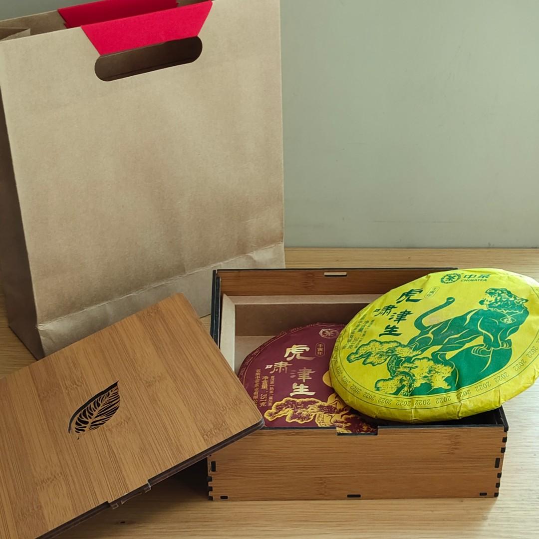 仿竹木製茶餅、散茶禮盒+禮袋(不連茶餅) 木盒 竹盒 普洱茶 生茶 熟茶 福鼎白茶 滇紅茶 綠茶 鐵觀音 龍井 碧螺春 花茶 潮州單叢 大紅袍 茶餅 雲南七子餅茶 茶葉 茶磚 沱茶 散茶 Tea （分類：茶具配件）位於 Hong Kong。 由 NoTaBoo 提交（商品編號 1181370993，圖片 2）。簡介： 仿竹木天地蓋茶餅、散茶禮盒連禮袋，仿竹木是新一代材料，環保、簡約、表面光滑、質感強烈。卡扣式組合，不用一口釘。仿竹木底座，牛皮卡紙內衬，配上淺色或深色茶餅更顯特色。 多用途，可放不同類型茶葉： 1）連兩個牛皮紙盒，每個可以裝100-150g散茶 2）二餅標準 357g 茶餅 3）加上填充料，可只放一餅標準 357g 茶餅 如果要送禮，幾百元的茶餅、散茶加上禮盒馬上提升茶葉的價值。底座更可以之後用來做茶托、茶盤、拆茶餅。 盒面可畫上或加上貼子作點綴，茶葉種類貼子有“普洱茶”、“古樹茶”、“福鼎白茶”、“老白茶”、“中國白茶”、“滇紅茶”可選擇。 尺寸：22x22x7cm 材質
