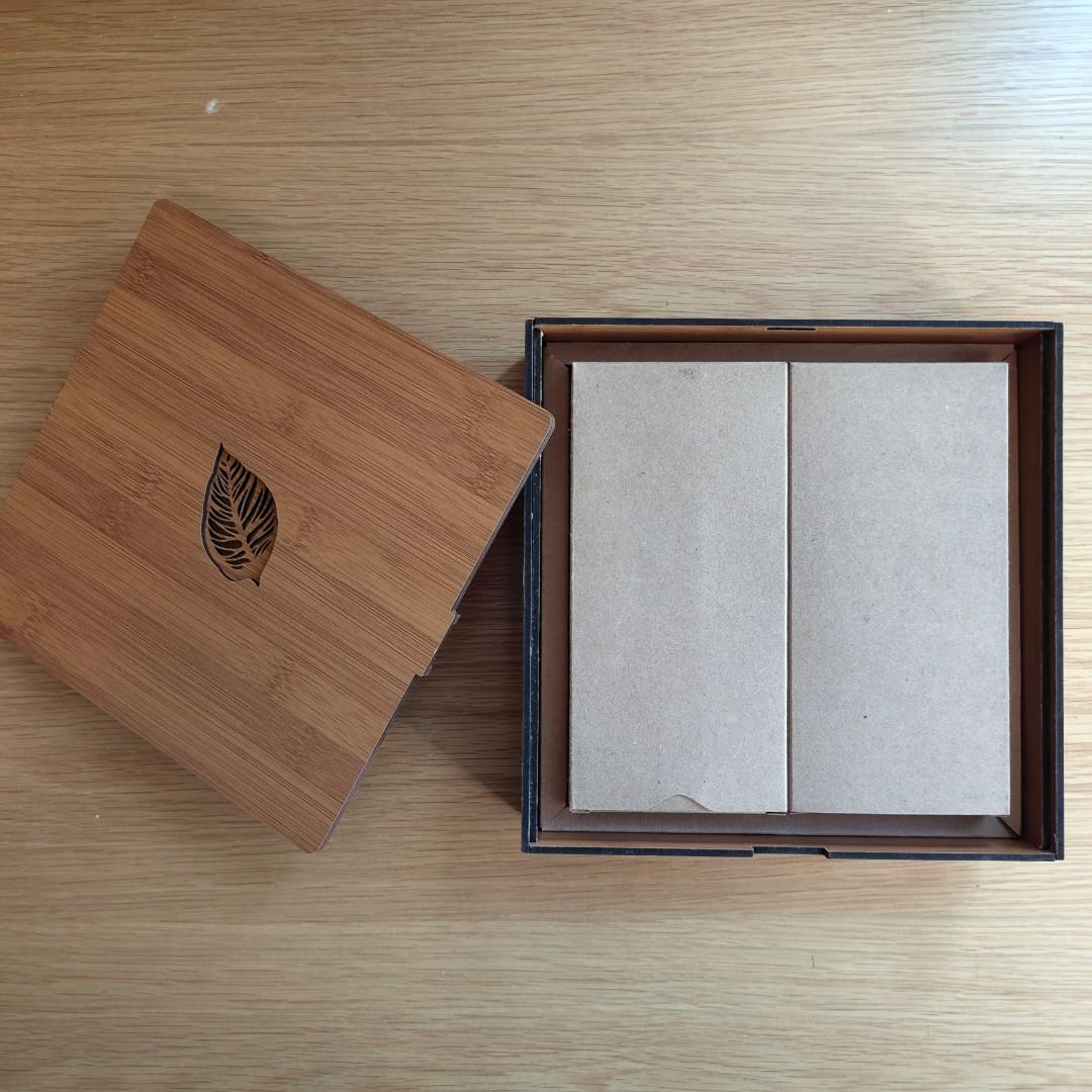 仿竹木製茶餅、散茶禮盒+禮袋(不連茶餅) 木盒 竹盒 普洱茶 生茶 熟茶 福鼎白茶 滇紅茶 綠茶 鐵觀音 龍井 碧螺春 花茶 潮州單叢 大紅袍 茶餅 雲南七子餅茶 茶葉 茶磚 沱茶 散茶 Tea （分類：茶具配件）位於 Hong Kong。 由 NoTaBoo 提交（商品編號 1181370993，圖片 3）。簡介： 仿竹木天地蓋茶餅、散茶禮盒連禮袋，仿竹木是新一代材料，環保、簡約、表面光滑、質感強烈。卡扣式組合，不用一口釘。仿竹木底座，牛皮卡紙內衬，配上淺色或深色茶餅更顯特色。 多用途，可放不同類型茶葉： 1）連兩個牛皮紙盒，每個可以裝100-150g散茶 2）二餅標準 357g 茶餅 3）加上填充料，可只放一餅標準 357g 茶餅 如果要送禮，幾百元的茶餅、散茶加上禮盒馬上提升茶葉的價值。底座更可以之後用來做茶托、茶盤、拆茶餅。 盒面可畫上或加上貼子作點綴，茶葉種類貼子有“普洱茶”、“古樹茶”、“福鼎白茶”、“老白茶”、“中國白茶”、“滇紅茶”可選擇。 尺寸：22x22x7cm 材質