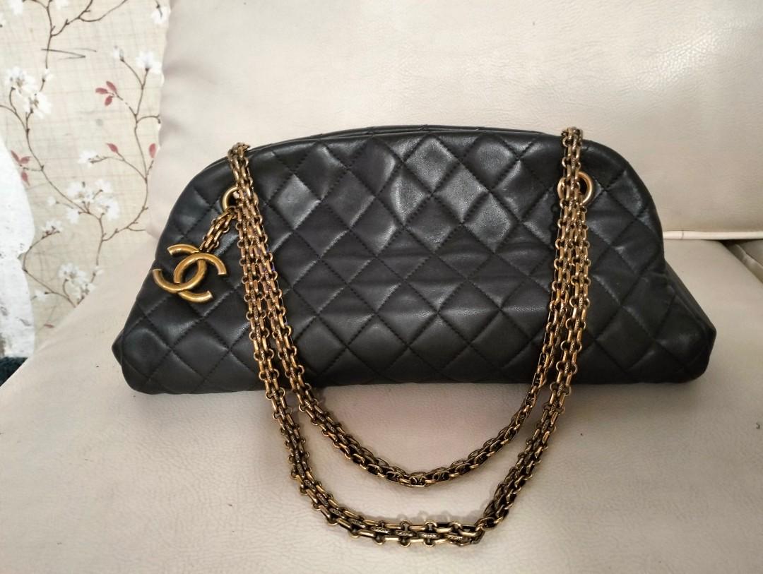 Chanel store sac mademoiselle