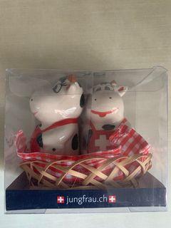 Cow pepper and salt shaker