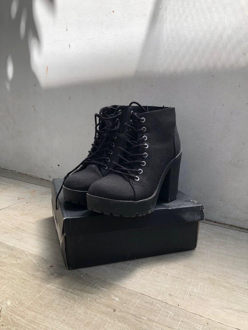 divided ankle boots