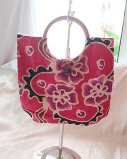 HOT PINK FLORAL CLOTH HAND BAG WITH WOOD HANDLE