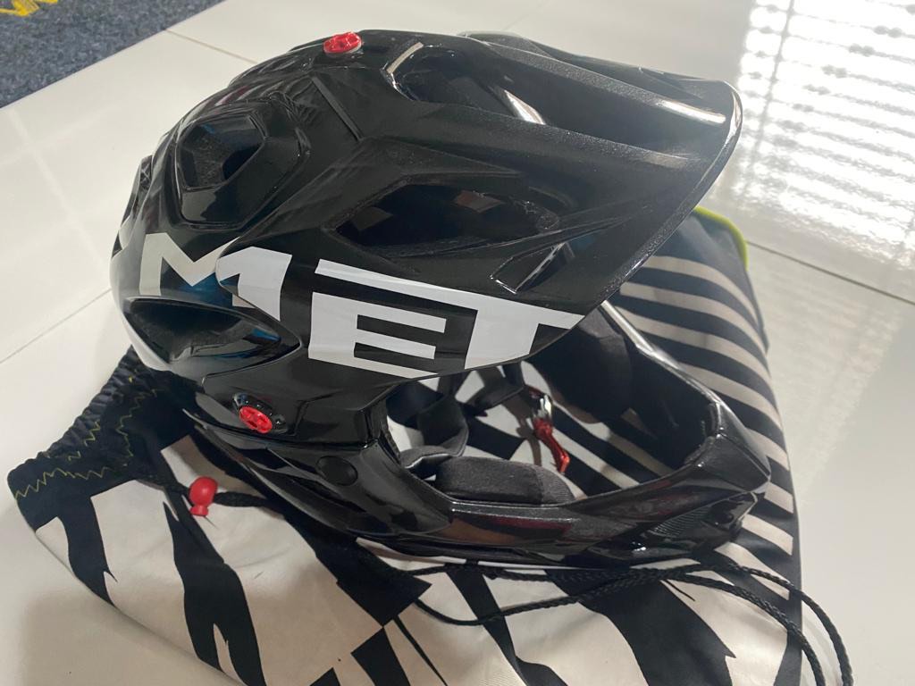 MET Parachute full face helmet, Sports Equipment, Other Sports ...