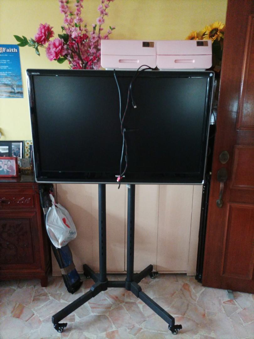 Toshiba TV with TV stand, TV & Home Appliances, TV & Entertainment, TV