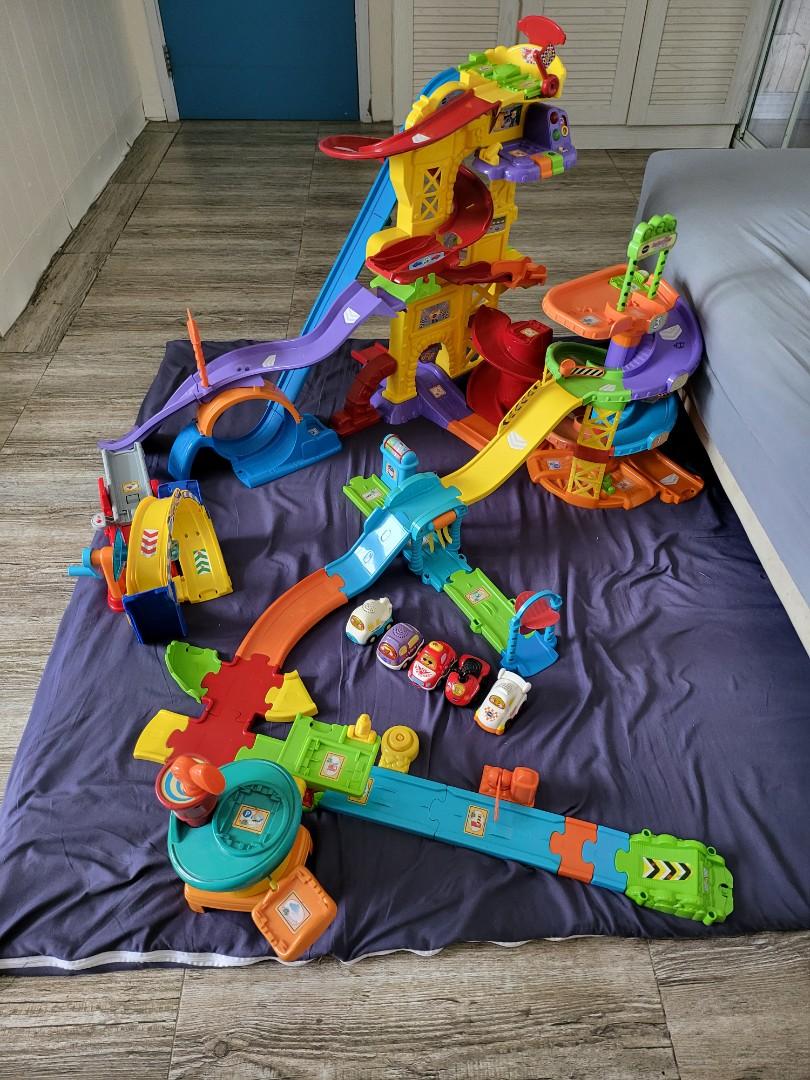 Vtech toy car playset, 興趣及遊戲, 玩具 & 遊戲類 Carousell