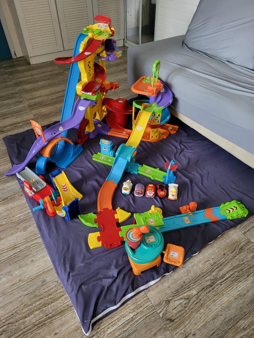 Vtech toy car playset, 興趣及遊戲, 玩具 & 遊戲類 Carousell