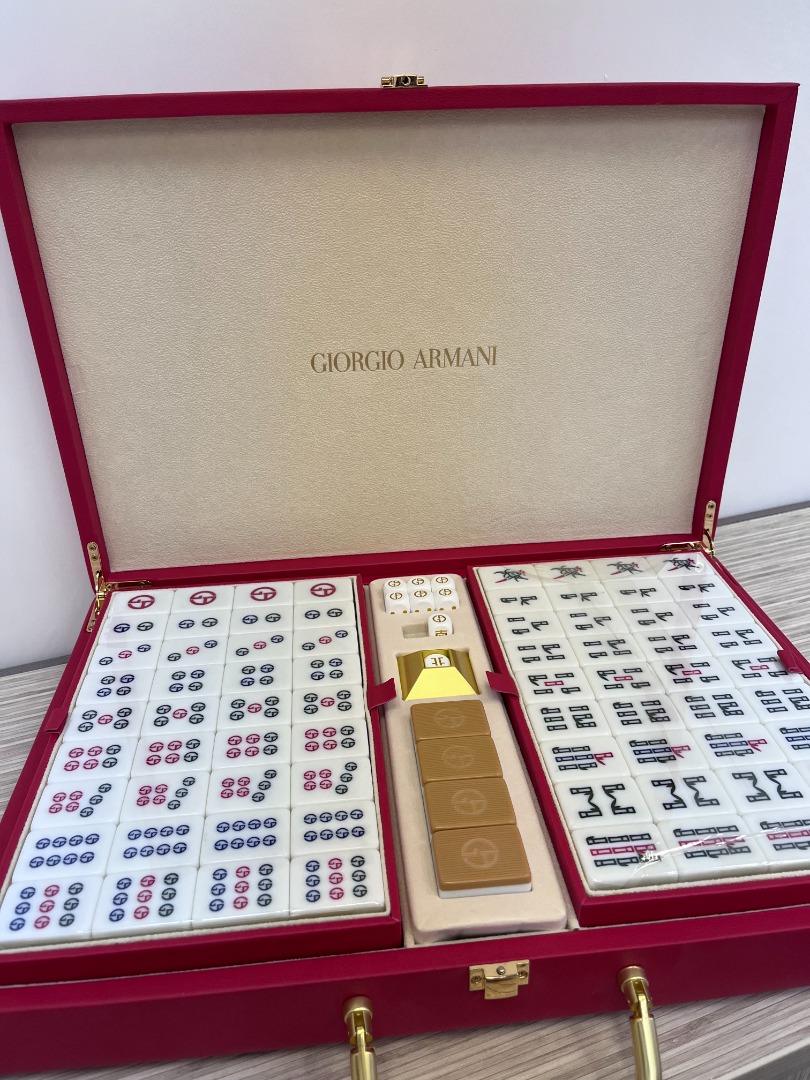 限量版Giorgio Armani 麻雀麻將Mahjong Set, 興趣及遊戲, 玩具& 遊戲類- Carousell