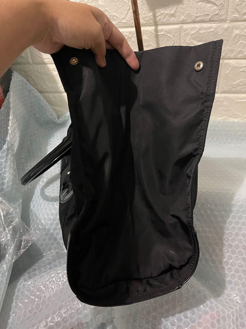 Authentic TORY BURCH Ela Tote Preloved (Category: Luxury Bags & Wallets) located in Calamba. Submitted by nibal (Listing ID 1181714851, Image 2). Description: Brand : Tory Burch Nylon material 9/10 condition May small crack sa handle rubber lining (pic 6).