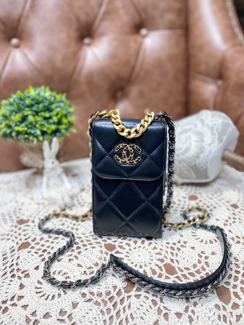 Chanel Flap Phone Holder With Chain Lambskin Enamel & Gold-Tone Metal Black  Unboxing 