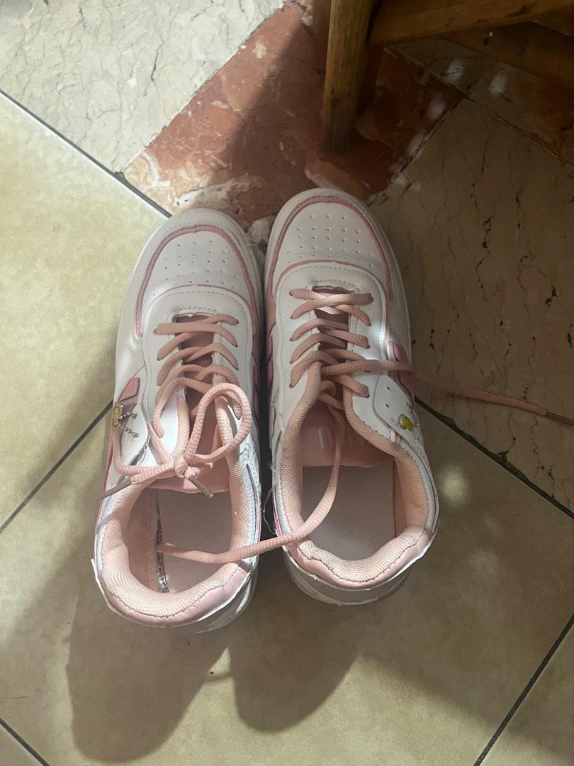 Nike air (not legit) (Category: Sneakers) located in Quezon City. Submitted by cuterousel (Listing ID 1181524637, Image 1). Description: Bought sa shoppee Needs cleaning.