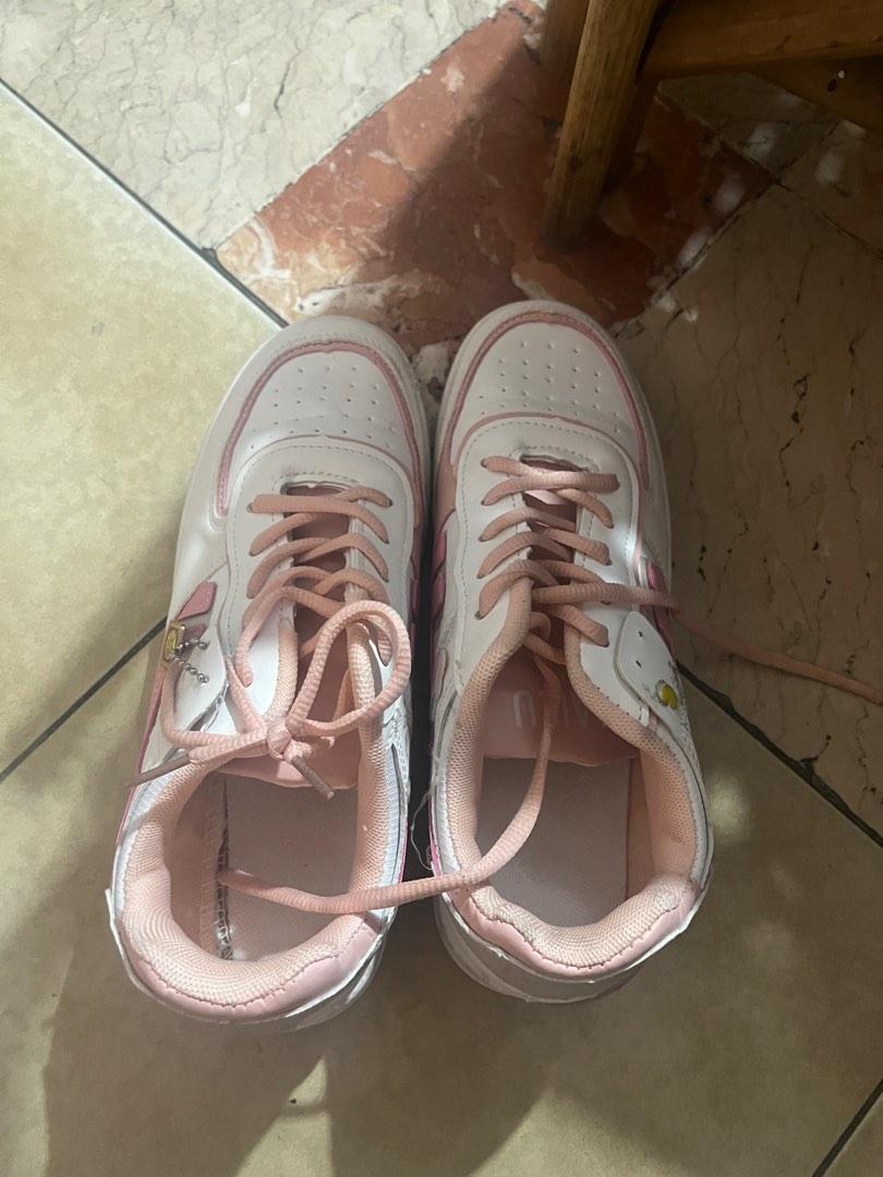 Nike air (not legit) (Category: Sneakers) located in Quezon City. Submitted by cuterousel (Listing ID 1181524637, Image 2). Description: Bought sa shoppee Needs cleaning.