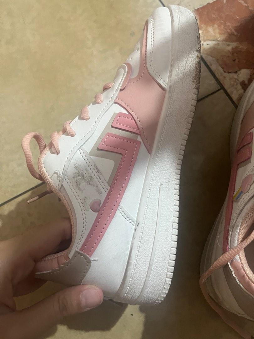 Nike air (not legit) (Category: Sneakers) located in Quezon City. Submitted by cuterousel (Listing ID 1181524637, Image 3). Description: Bought sa shoppee Needs cleaning.