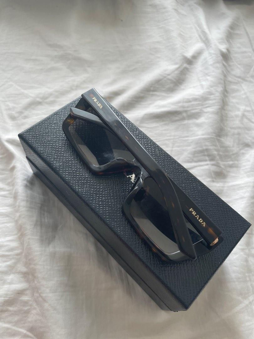 Prada Rectangular Frame Sunglasses （分類：眼鏡）位於 Hong Kong。 由 jemeyn13 提交（商品編號 1181652896，圖片 4）。簡介： Tortoiseshell brown Prada sunglasses with rectangular, geometric frames. Model: SPR 04V Used twice. Comes with box and cleaning cloth.。