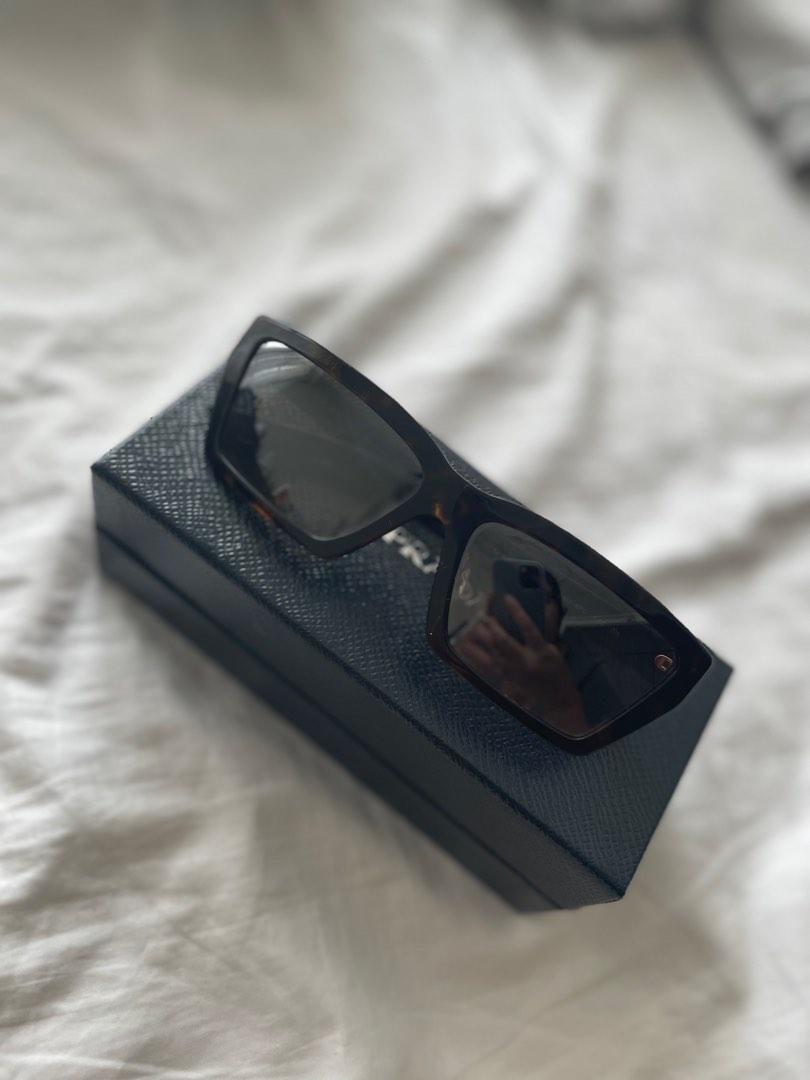 Prada Rectangular Frame Sunglasses （分類：眼鏡）位於 Hong Kong。 由 jemeyn13 提交（商品編號 1181652896，圖片 1）。簡介： Tortoiseshell brown Prada sunglasses with rectangular, geometric frames. Model: SPR 04V Used twice. Comes with box and cleaning cloth.。