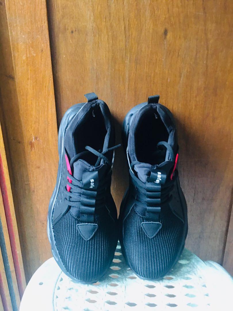 Safety Shoes size 43 (Category: Sneakers) located in Sorsogon. Submitted by mavzone (Listing ID 1181593025, Image 2). Description: Safety shoes,Steel toe,Working shoes, Black Size 43 1 week used.