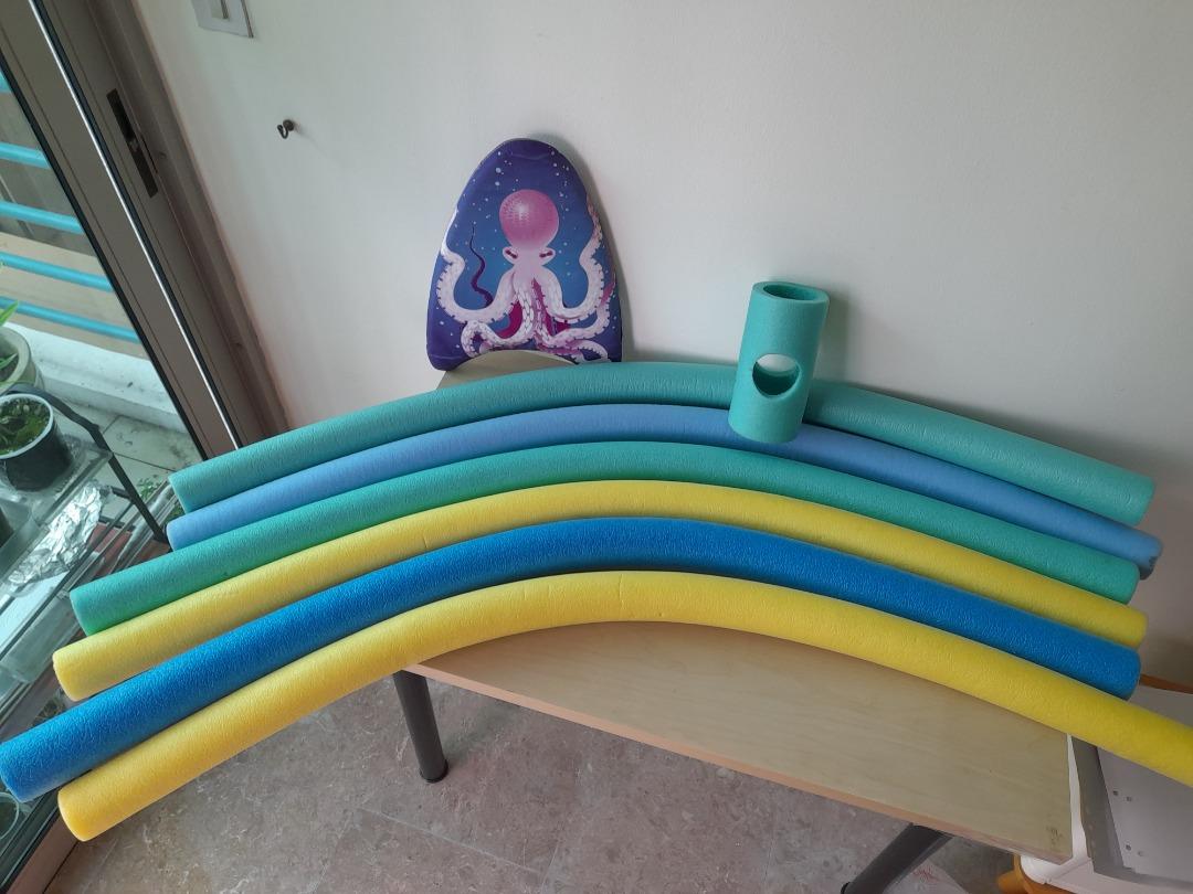 6 Pool Noodles & 1 noodle connector, free Kickboard & free water guns