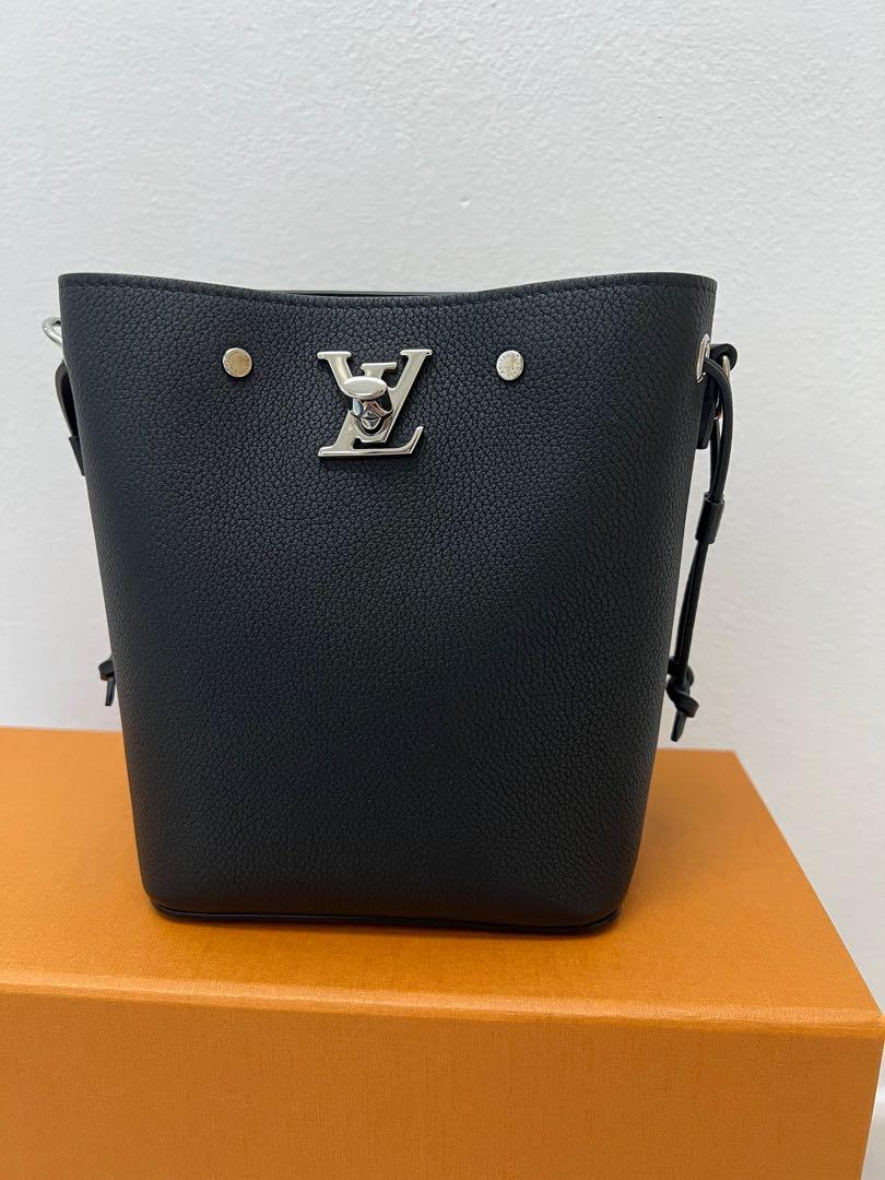 Louis Vuitton LV Bucket nano lockme bag Black Leather ref.480372 - Joli  Closet