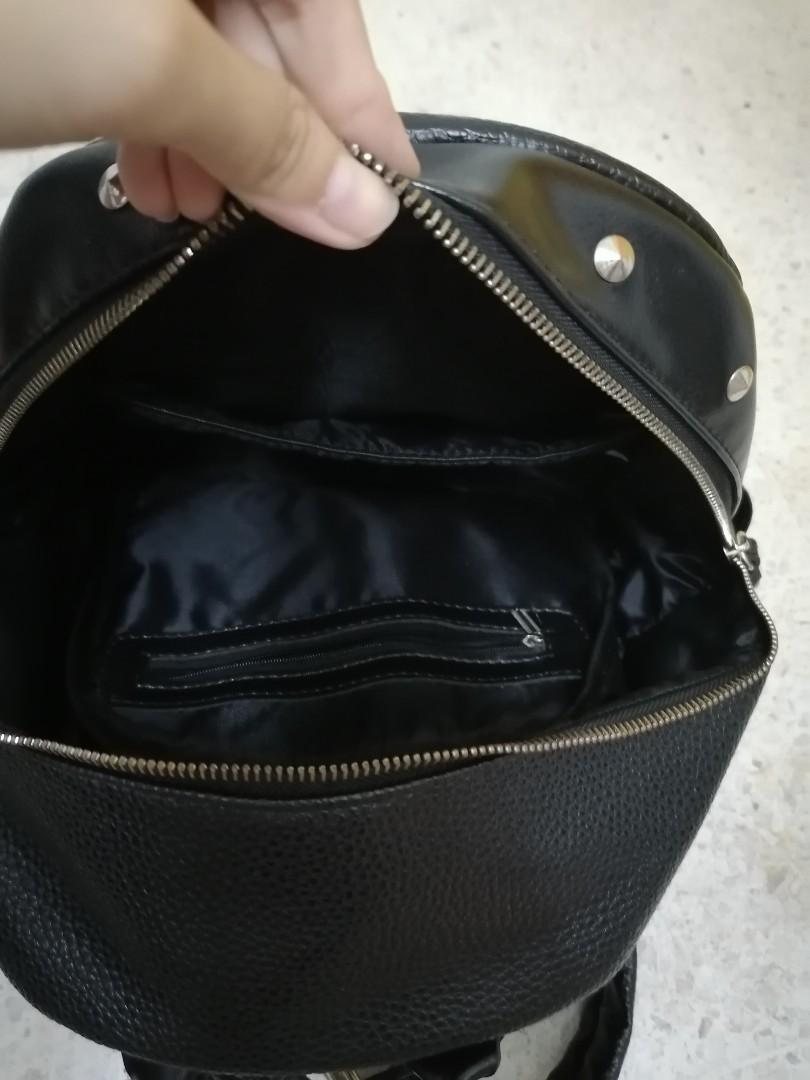 Backpack (Category: Bags & Wallets) located in Semenyih. Submitted by mollythye (Listing ID 1176391414, Image 3). Description: Price can be negotiated Second hand but like new 8/10.