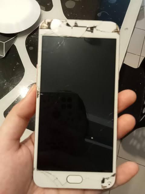 BUYING DEFECTIVE PHONES 2018-latest (Category: Early Generation Mobile Phones) located in Pinamalayan. Submitted by cutiegurl2015 (Listing ID 1176431920, Image 1). Description: i'm buying defective phones like: LCD broken forgot password forgot gmail password after reset not charging not turning ON automatically turn OFF price is not the same in brand new it's a defect phone price is depend in the phone issues and phone year RESPECT POST!.
