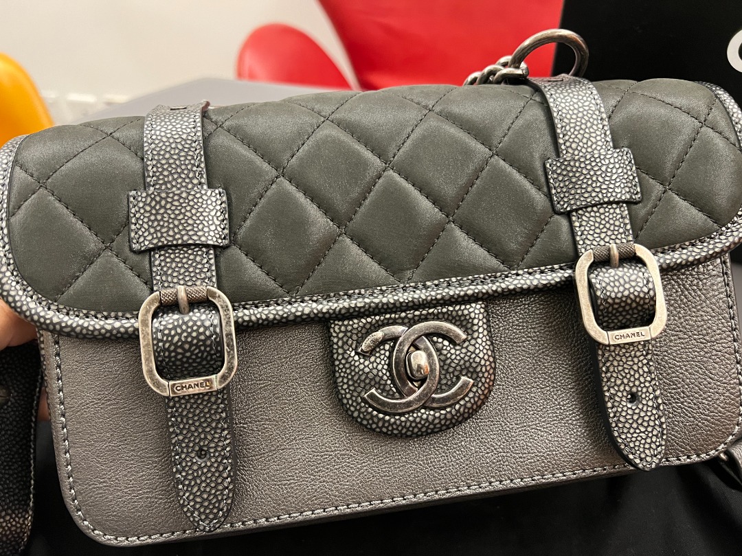 100% 全新Chanel Paris-Bombay Back to School Messenger Quilted Iridescent  Calfskin, 名牌, 手袋及銀包- Carousell