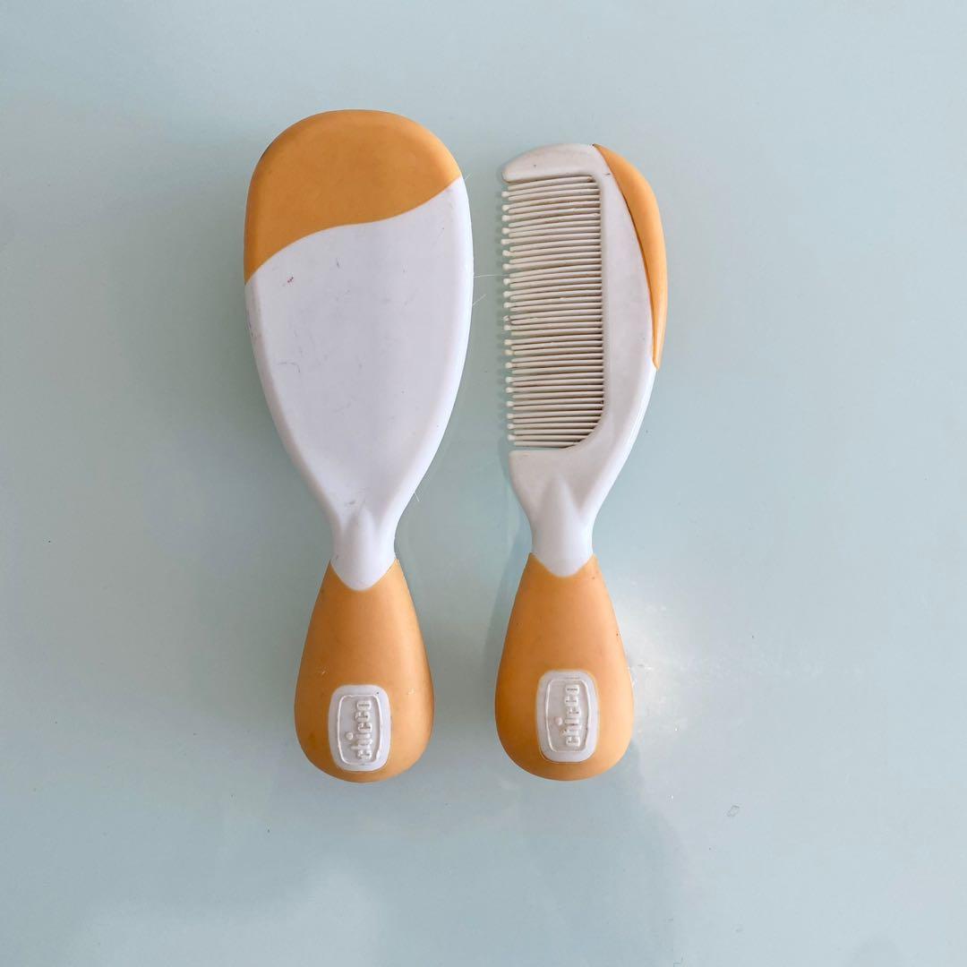 Chicco baby brush and comb (Category: Baby Toiletries & Grooming) located in Quezon City. Submitted by martinafernandez (Listing ID 1176324072, Image 3). Description: .