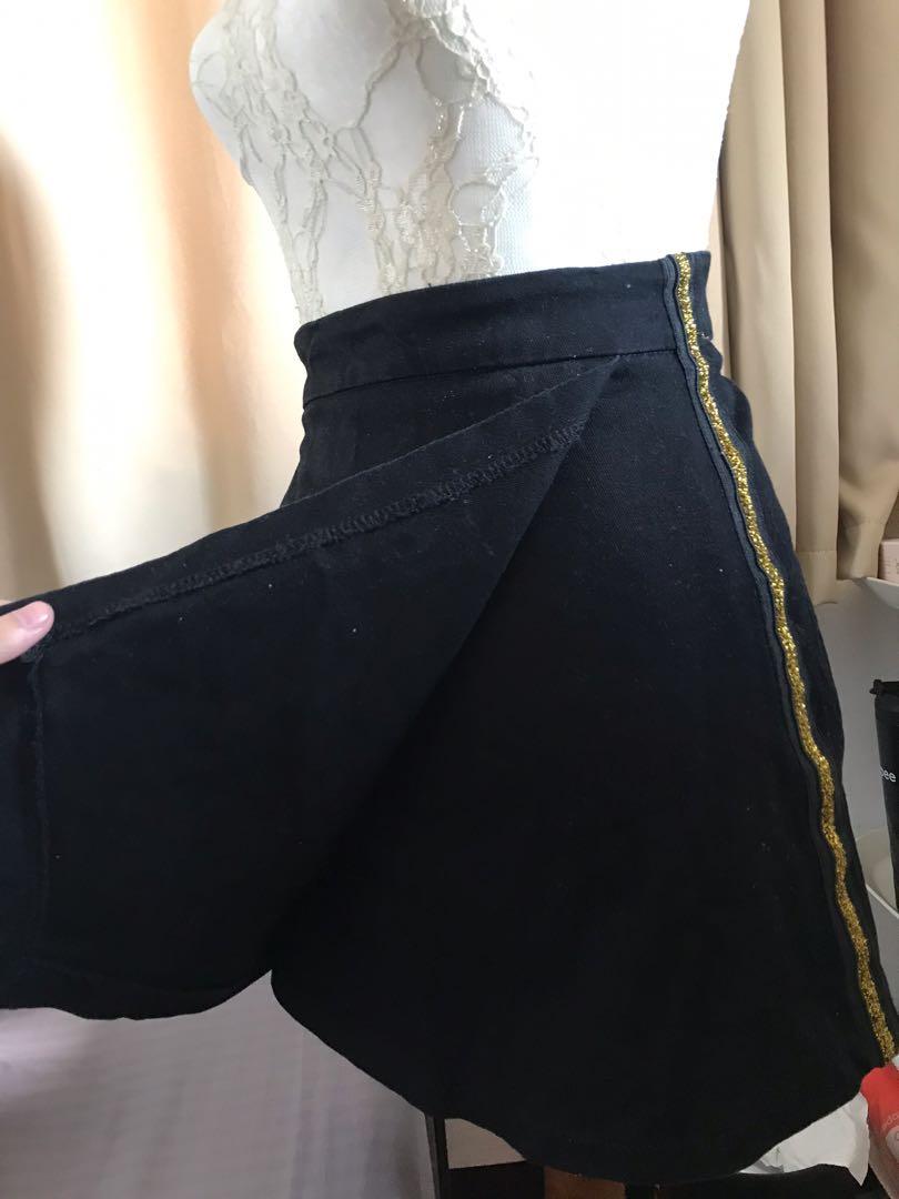 Kasheica skirt (Category: Skirts) located in Makati City. Submitted by gwentra (Listing ID 1176319386, Image 2). Description: One of my favs Fit small to semi medium Available shopee checkout Available same day delivery .