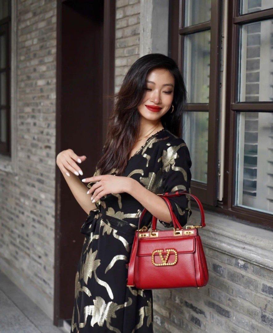 Valentino rockstud best sale bag outfit
