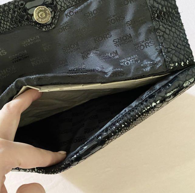 michael kors foldover clutch in black (Category: Clutches) located in Quezon City. Submitted by shopsecondfits (Listing ID 1176315850, Image 2). Description: .