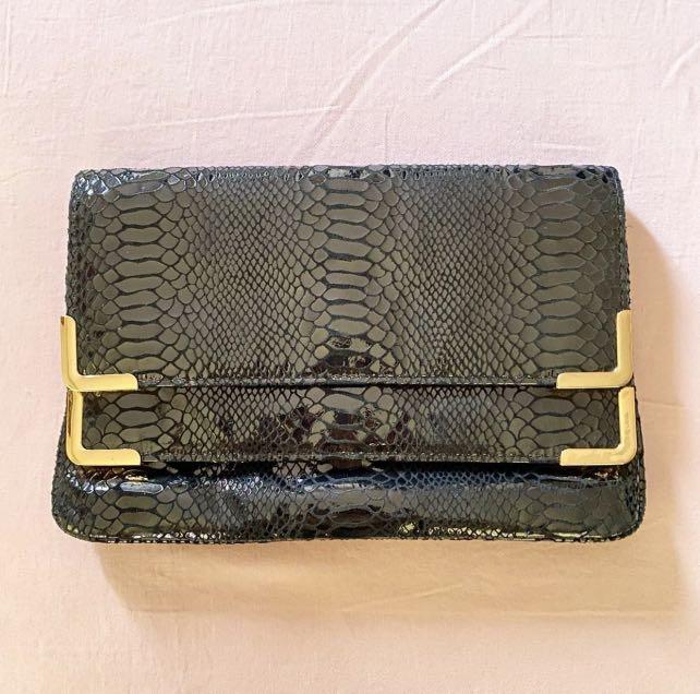michael kors foldover clutch in black (Category: Clutches) located in Quezon City. Submitted by shopsecondfits (Listing ID 1176315850, Image 1). Description: .